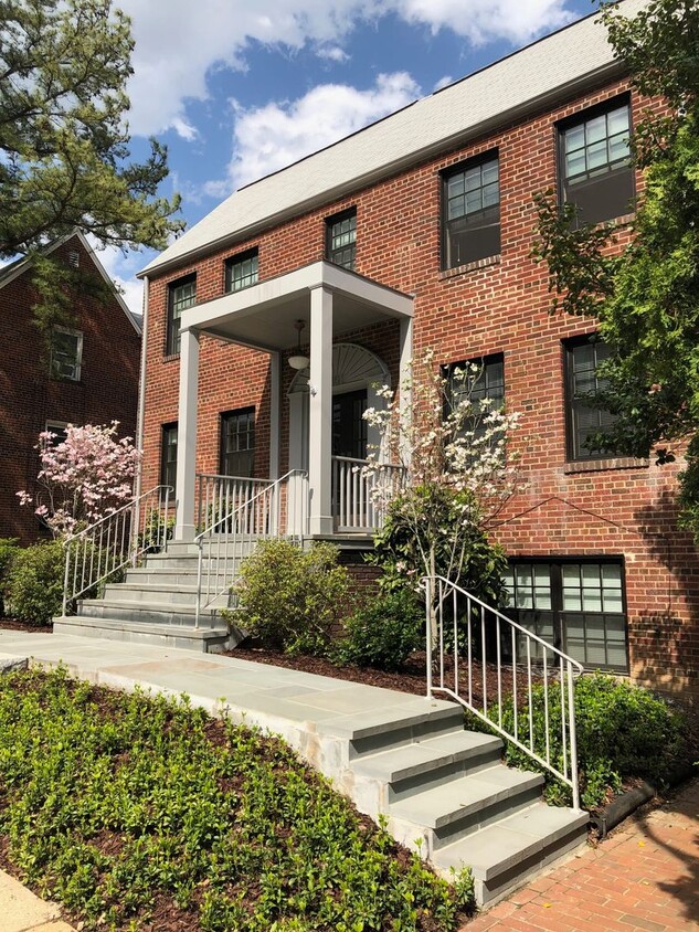 Primary Photo - Arlington Courthouse Apartments