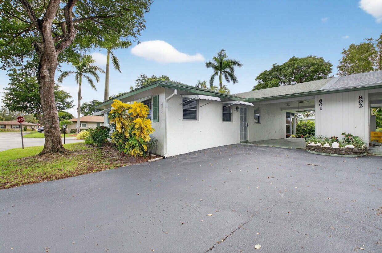 Foto principal - 801 Meadowlark Ln