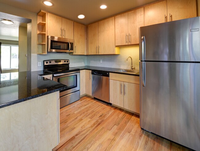 Building Photo - Updated 3 Bed 2.5 Bath North Boulder Townh...