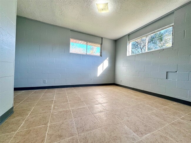 Building Photo - 425 E Park Dr