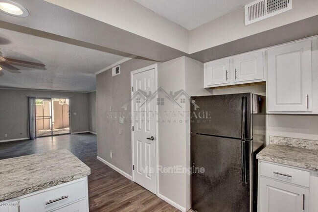 Building Photo - 810 E Colter St