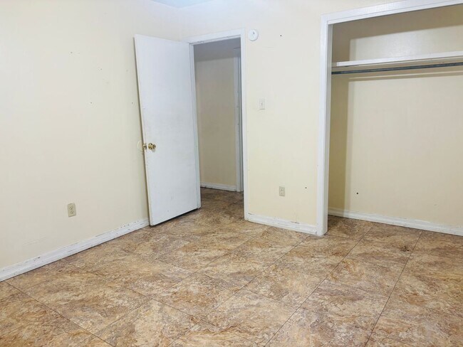 Building Photo - 634 Pine Ln