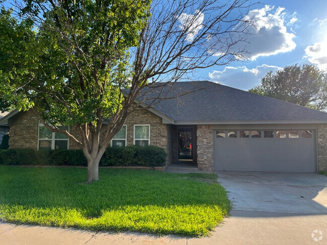 Building Photo - 3403 Crestmont Dr