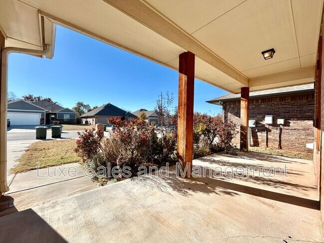 Building Photo - 2217 Fallview Dr