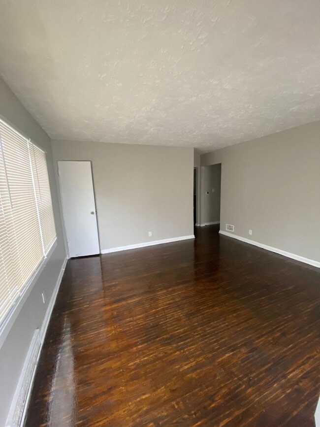 Foto del edificio - 3030 E 37th St