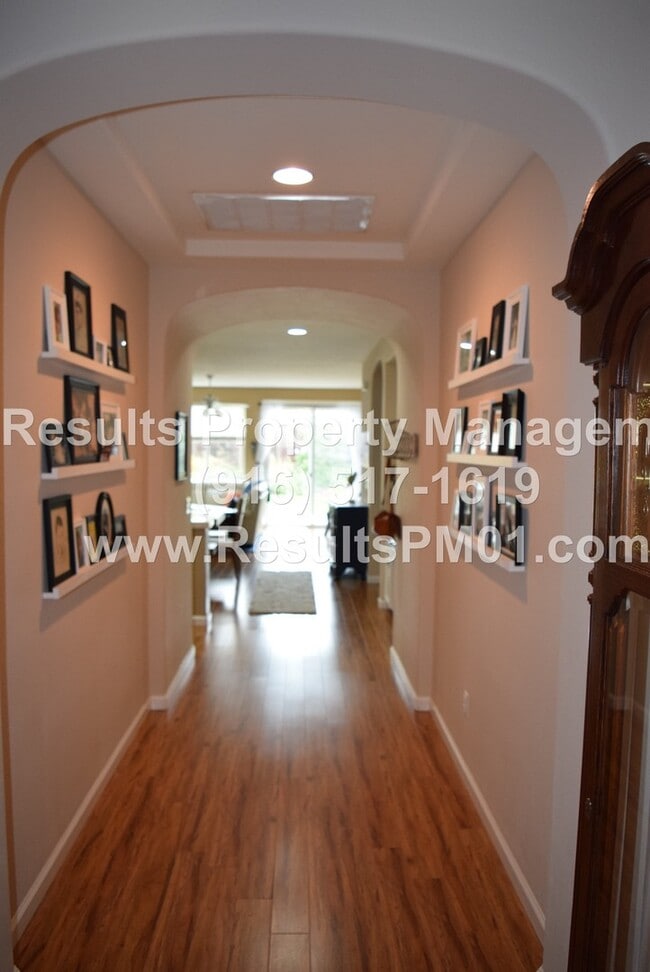 Building Photo - Spacious 3 bedroom Excellent Roseville Loc...