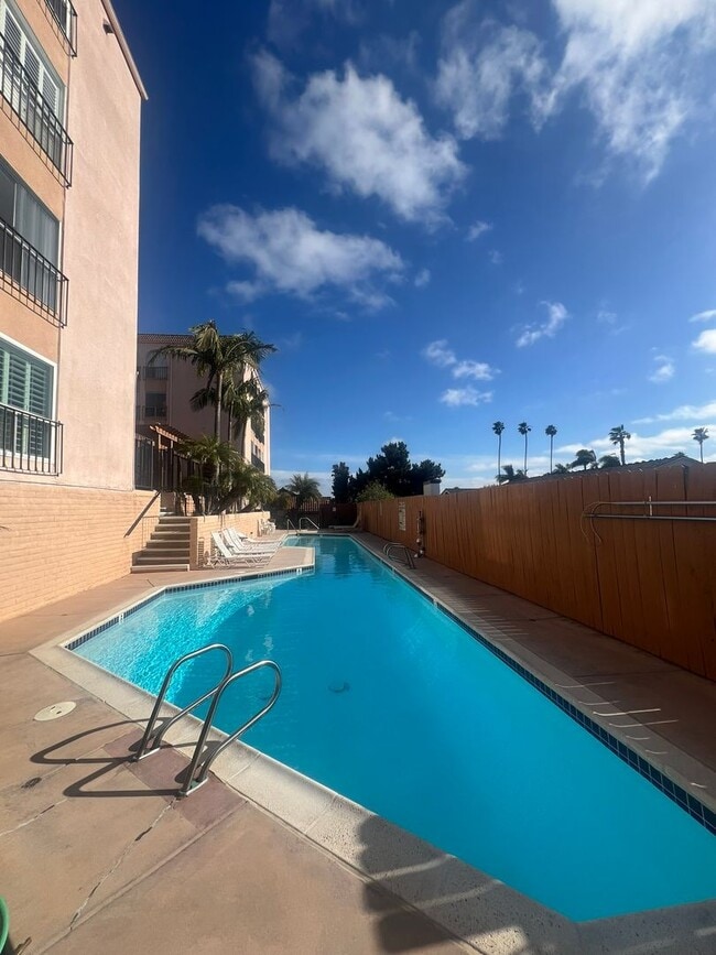 Foto del edificio - 2 Bedroom Condo in Pacific Beach