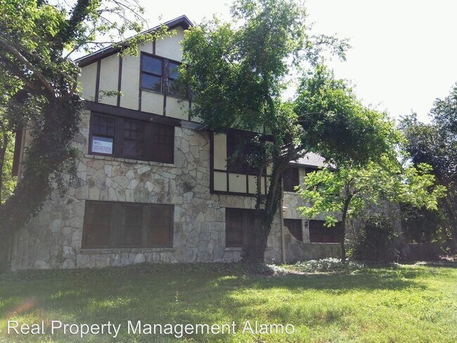 Building Photo - 218 E Rosewood Ave