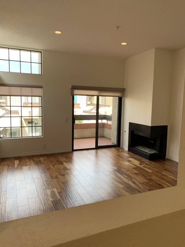 Sala de estar, balcón, chimenea orientada al norte - 2601 S Broadmoor Dr