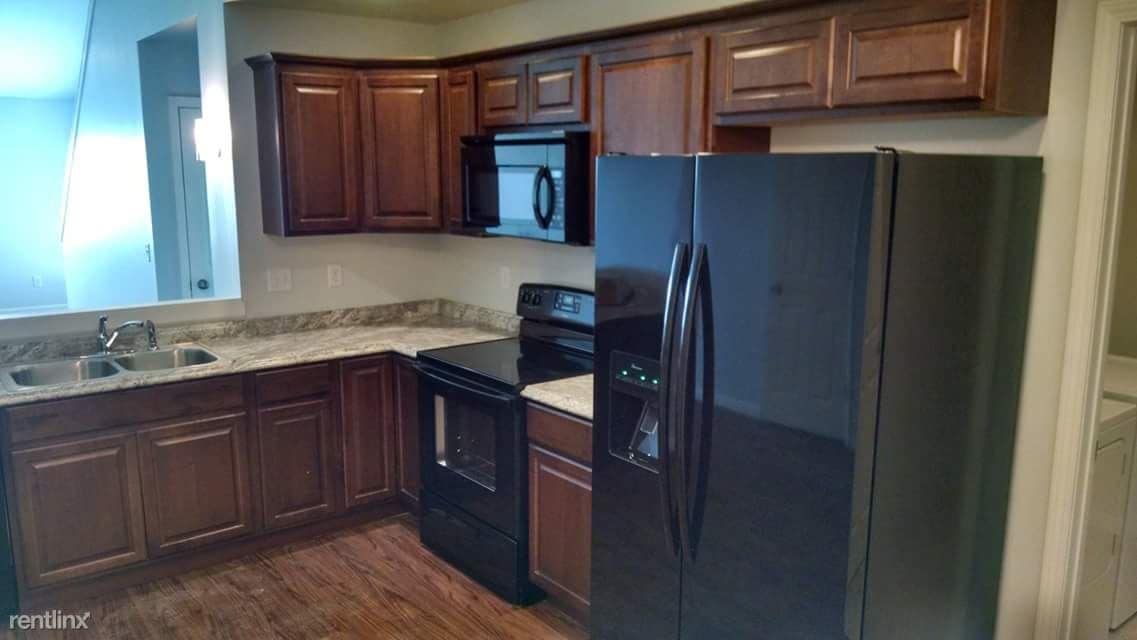 Primary Photo - 1605-1607 Timber Wolf Lane