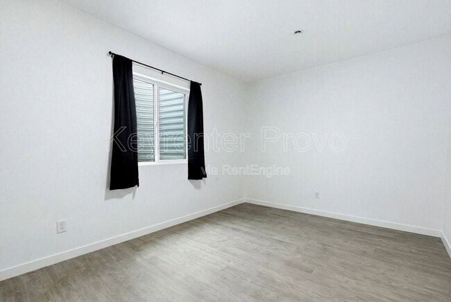 Building Photo - 371 E Levengrove Dr