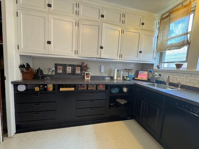 Foto del edificio - 2718-2720 Sommers Avenue