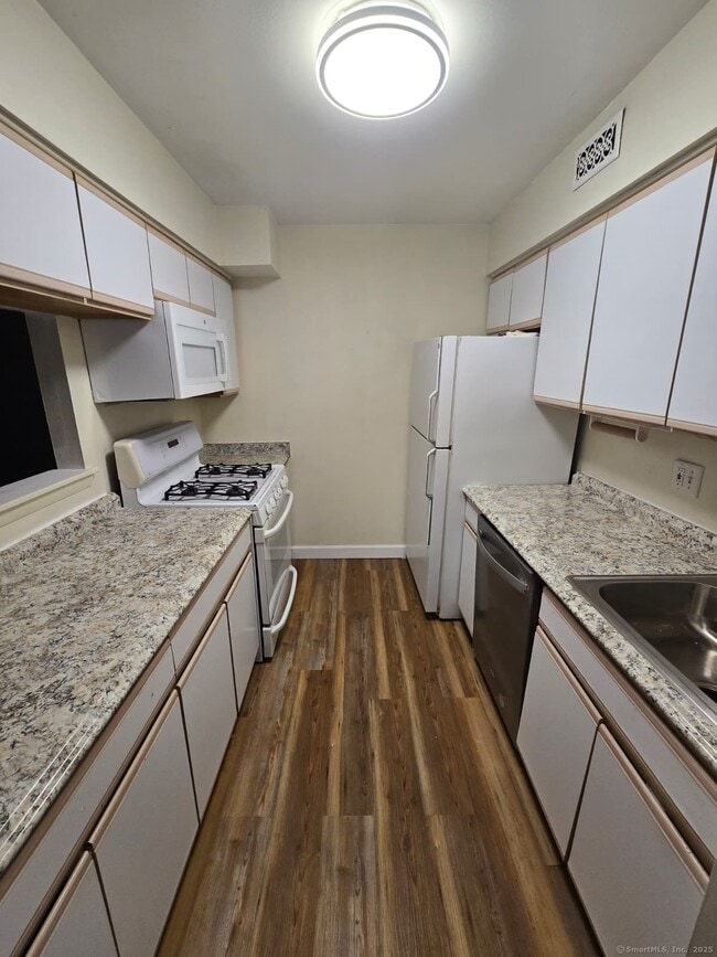 Building Photo - 30 Glenview Dr
