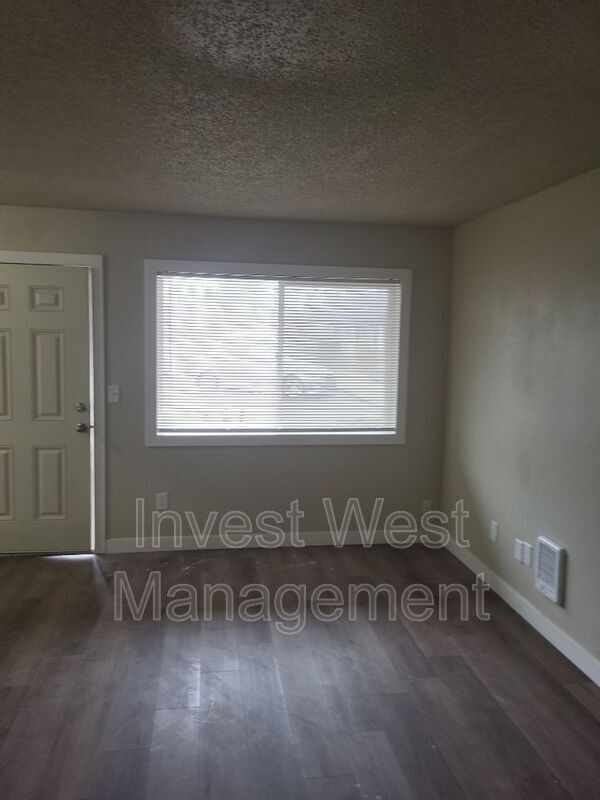 Building Photo - 1806 E 4th Plain Blvd