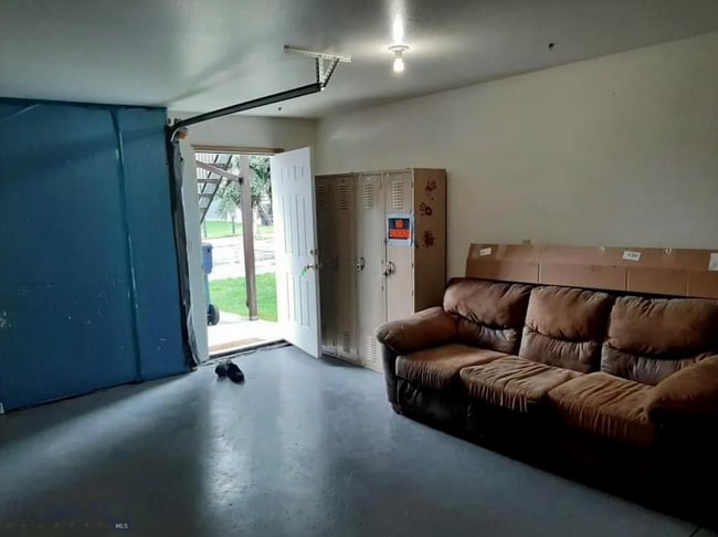 Building Photo - 4 Bedroom Townhome in Hawks Ridge