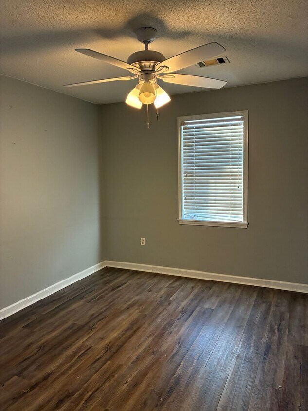 Foto del edificio - 2910 E Moore Ave