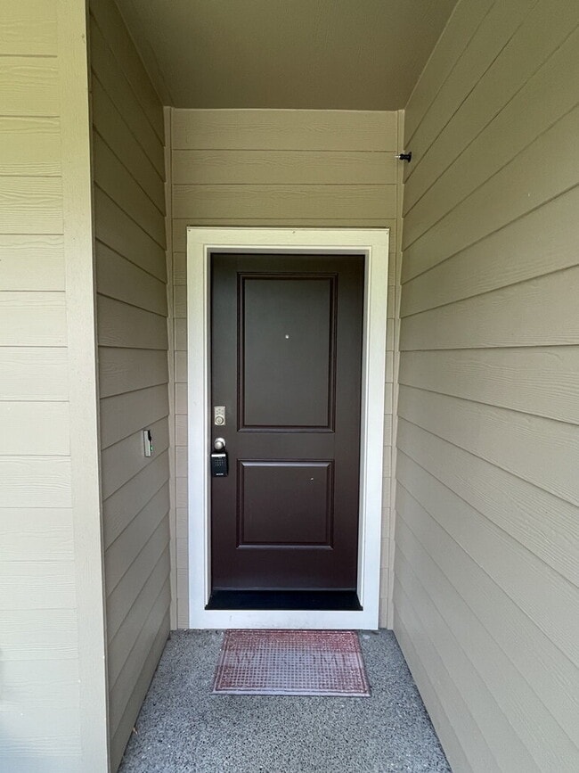 Building Photo - 3 Bedroom / 2.5 Bathroom Townhome - Near Bethany & PCC