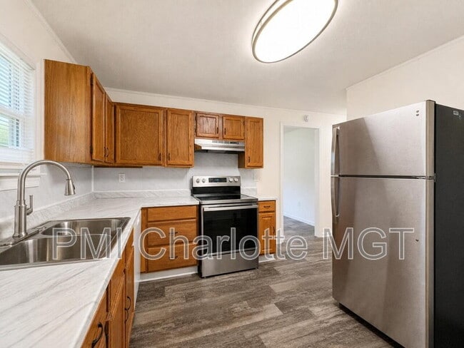 Building Photo - 318 Barrymore Dr