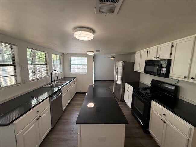 Foto del edificio - 7916 Copano Dr