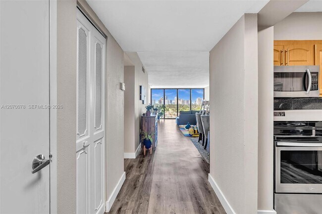 Foto del edificio - 3375 N Country Club Dr