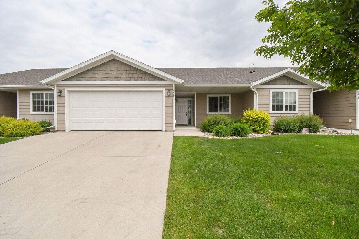 Foto principal - 6010 W Bloomfield Pl