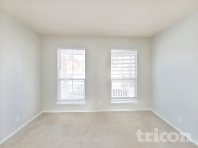 Foto del edificio - 18521 Mammoth Cave Blvd