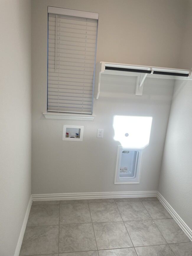 Building Photo - 3908 Chesapeake Ln