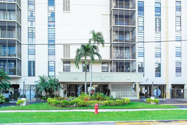 Foto del edificio - 2500 NE 135th St