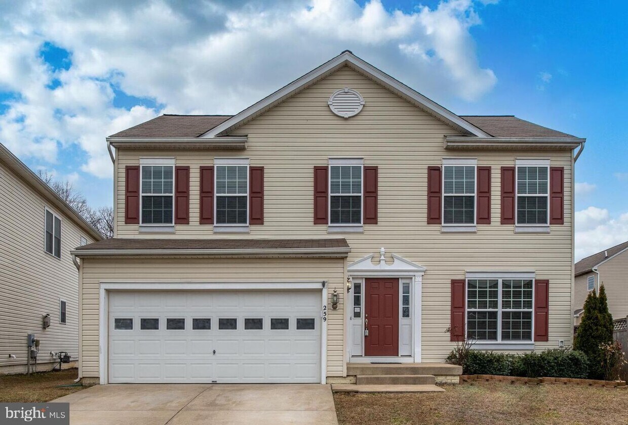 Foto principal - MINUTES TO QUANTICO - 6 BEDROOM HOME!