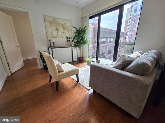 Foto del edificio - 1320 Fenwick Ln