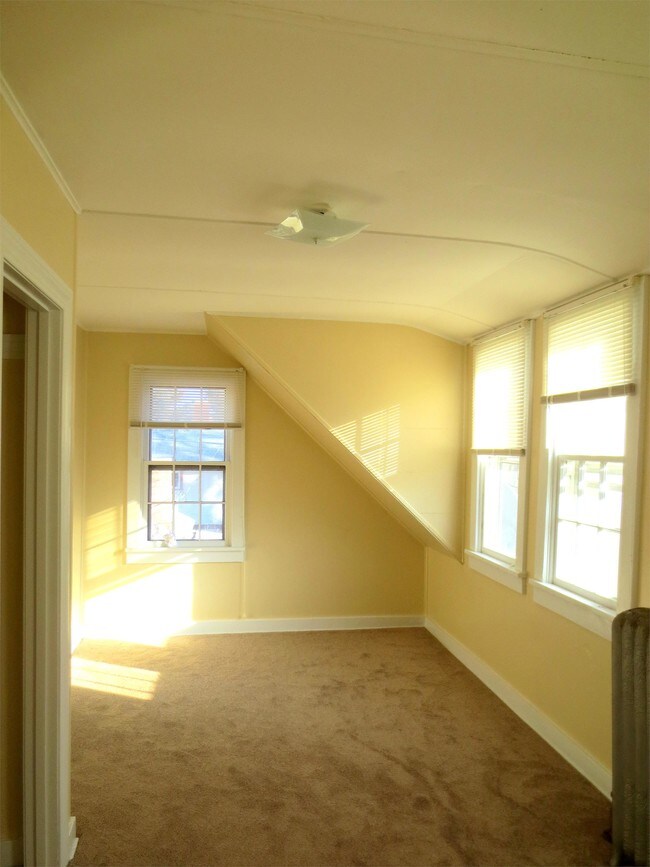 Building Photo - 606 E Fremont St
