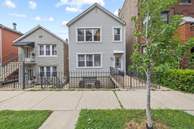 Photo - 2856 S Throop St (Chicago, IL) Apartment