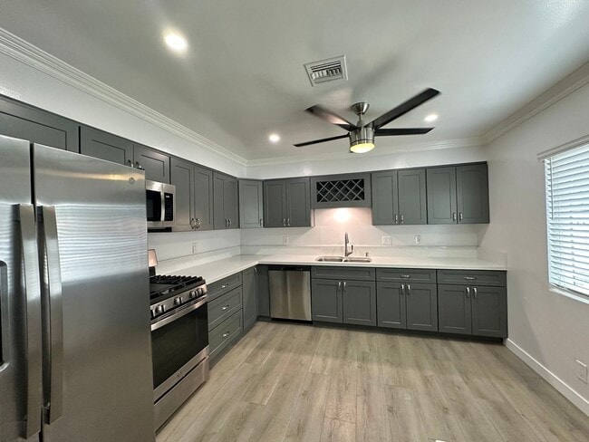 Building Photo - 4875-4885 Normandie Place
