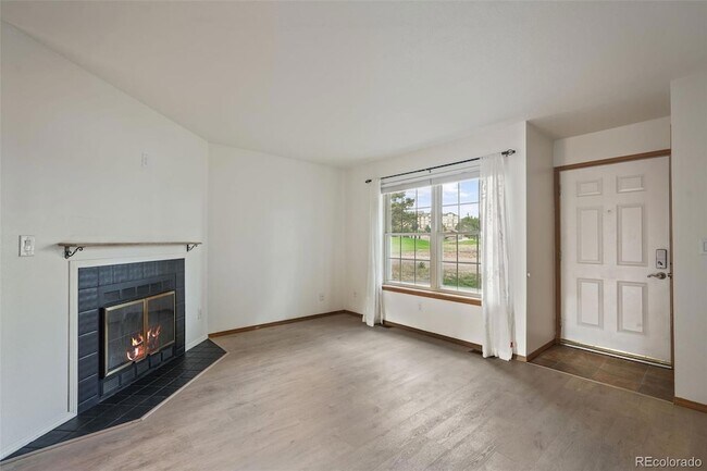 Foto del edificio - 7941 Lexington Park Dr