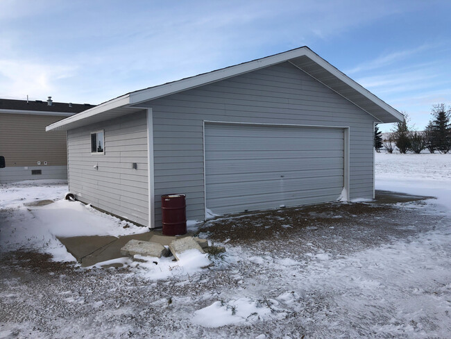 Building Photo - Rural House for Rent... Propane and Water ...