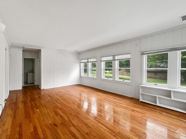 Foto del edificio - 277 Birch Hill Rd