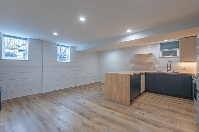 Building Photo - 1732 W Beach Ave