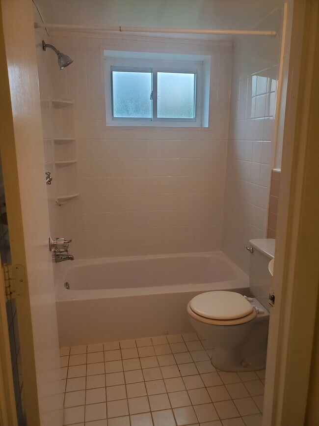 Bath/Shower - 7517 Riverdale Rd