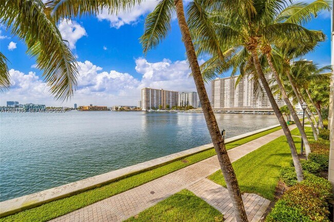 Foto del edificio - 17100 N Bay Rd