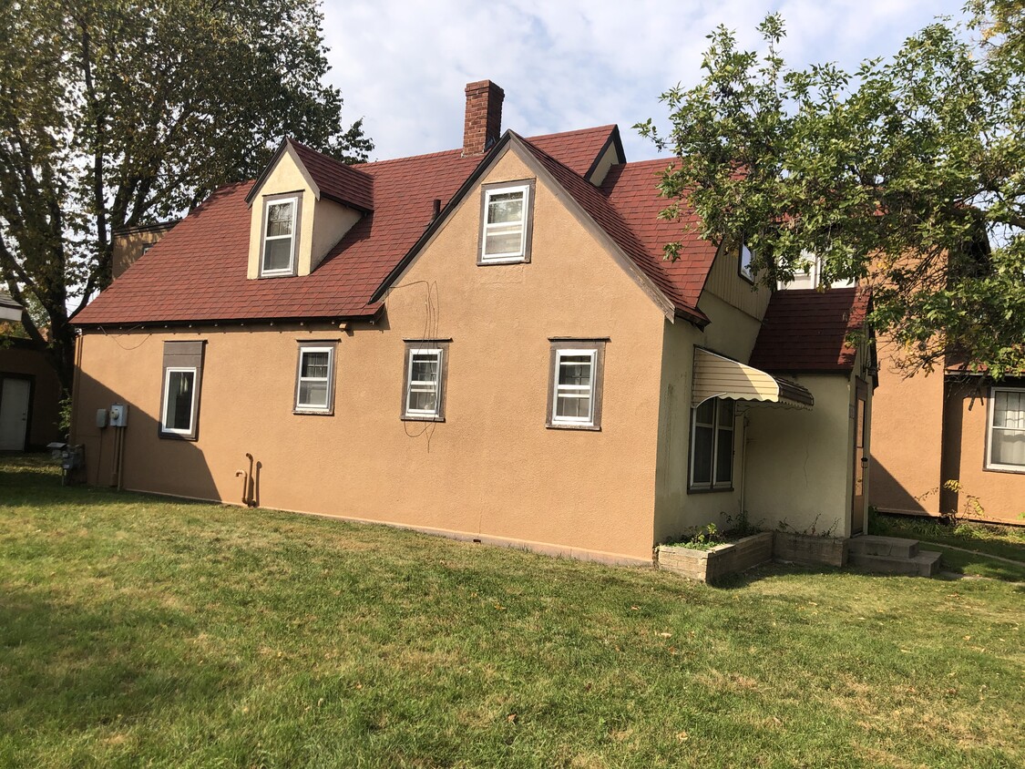 2 story house with basement - 1119 Birchmont Dr NE