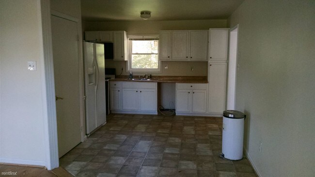 Building Photo - 6307 Hillview Ave