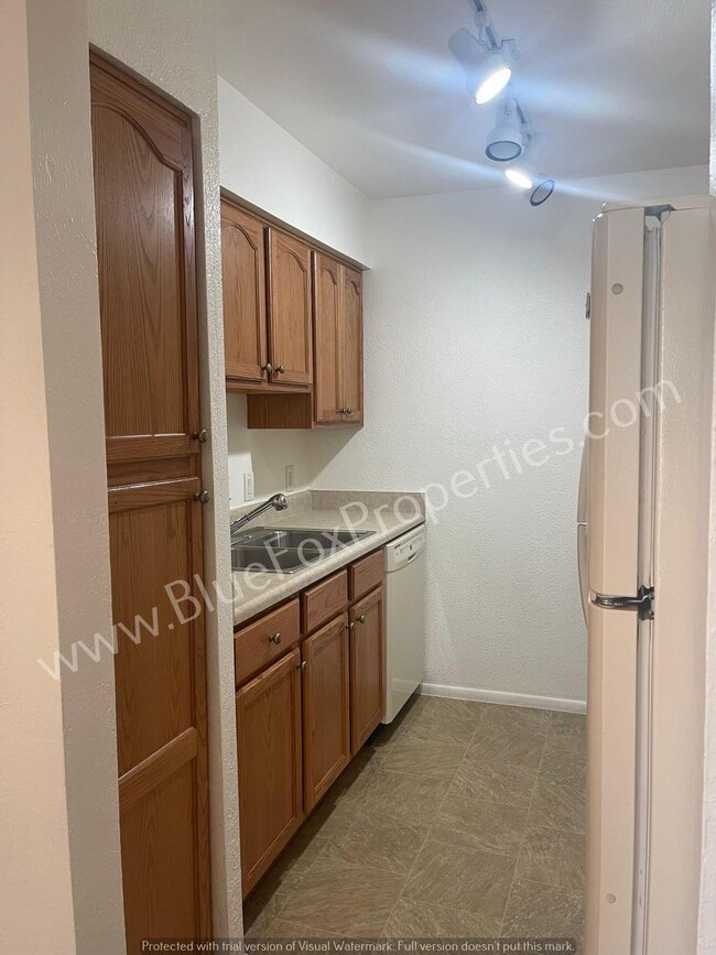 Building Photo - 1600 N Wilmot Rd