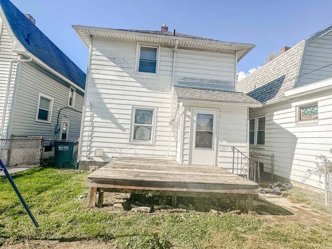 Building Photo - Three bedroom home available for move in. Well kept, clean, and ready to go!