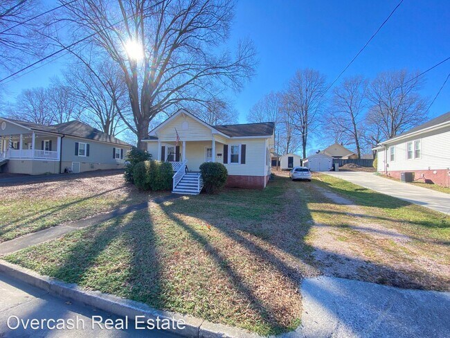 Building Photo - 3 br, 1 bath House - 402 E 4th St
