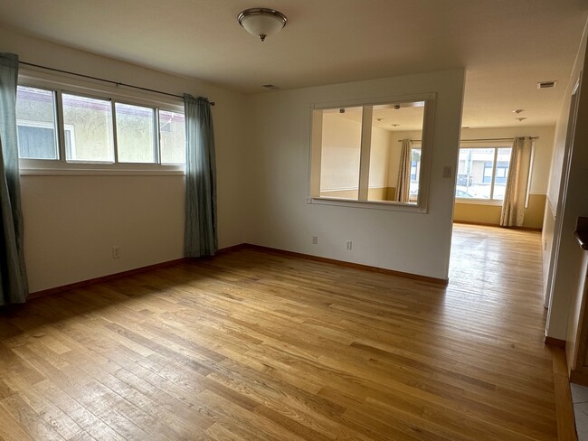 Dining room w/view of living rm - 156 Victoria St