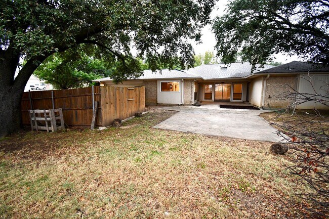 Foto del edificio - Beautiful 4 Bedroom, 3 Bath Completely Upd...