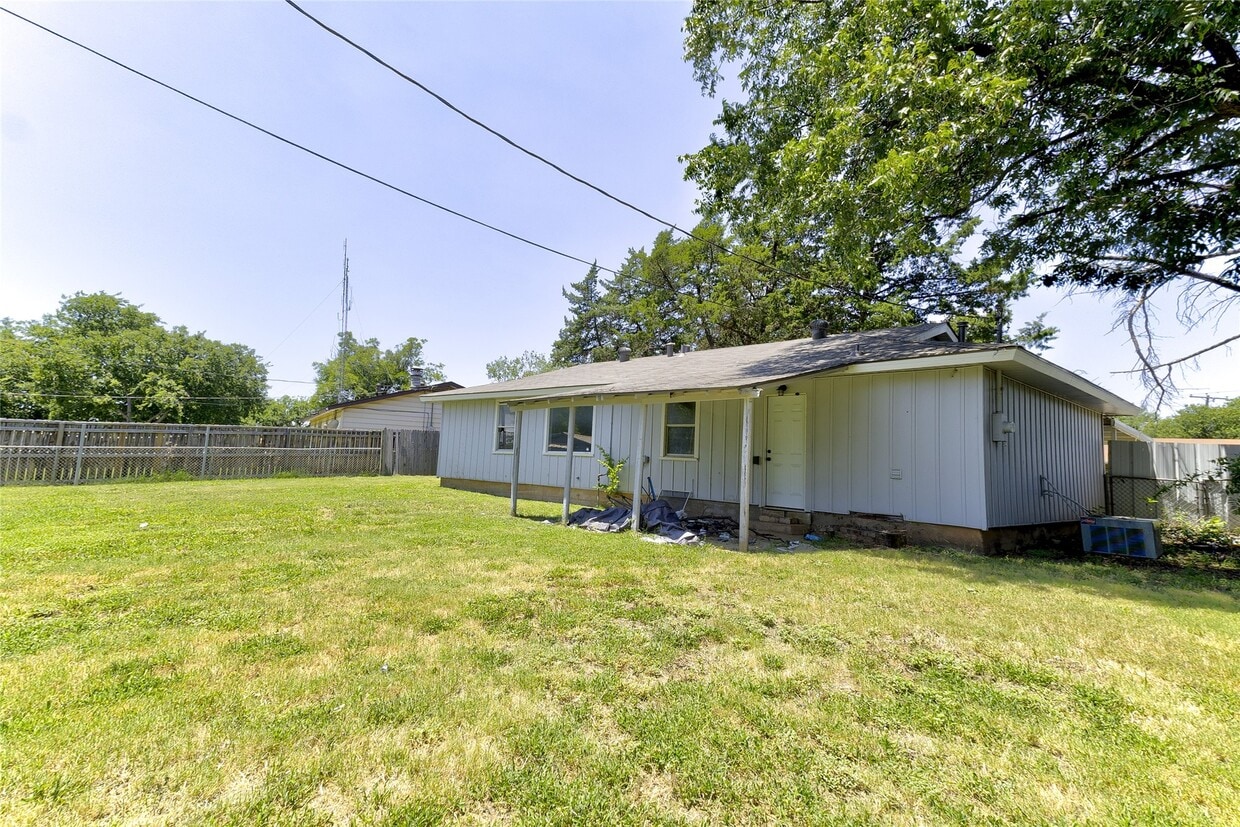 Building Photo - 1635 Longview St