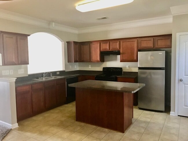 Foto del edificio - Come view this beautiful 2 Bedroom, 2.5 Bath townhome, located in the Olde Whitehall