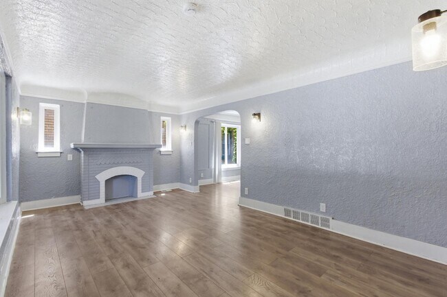 Foto del edificio - 15087 Pinehurst St