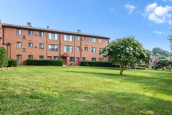 Open Green Spaces - Meadowbrook Run Apartments